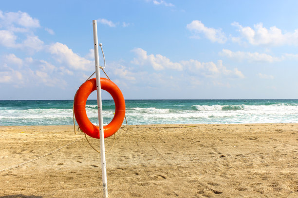 热带海滩上的救生圈图片下载