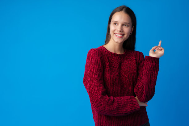 漂亮的少女思考和创造解决方案的肖像蓝色背景图片下载