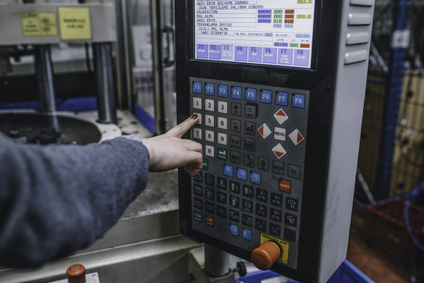 在工厂为工程师做手工数控机床的学徒图片下载