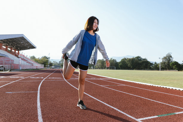 在田径跑道上锻炼的年轻女子。图片下载