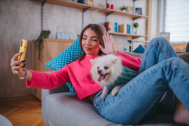 一个年轻的女人在打视频电话图片下载