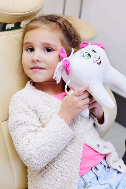 小女孩坐在牙科椅上图片下载