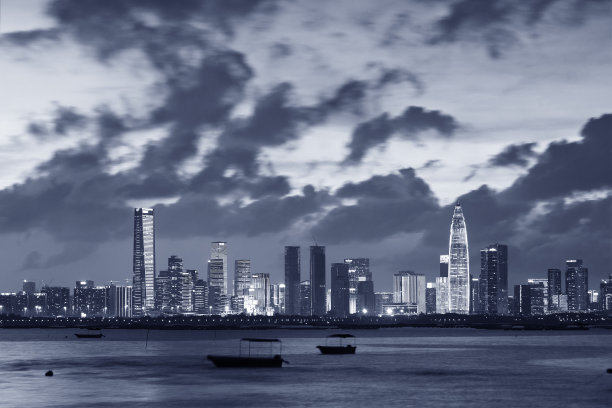 夕阳下的中国深圳的天际线。从香港边境流浮山观看图片下载