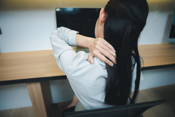 女办公室职员手放在肩膀感觉颈部和背部肌肉疼痛或压力。办公室综合症疾病概念图片下载
