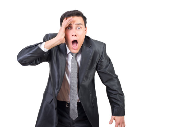 穿着西装的男人惊讶地看着镜头图片下载