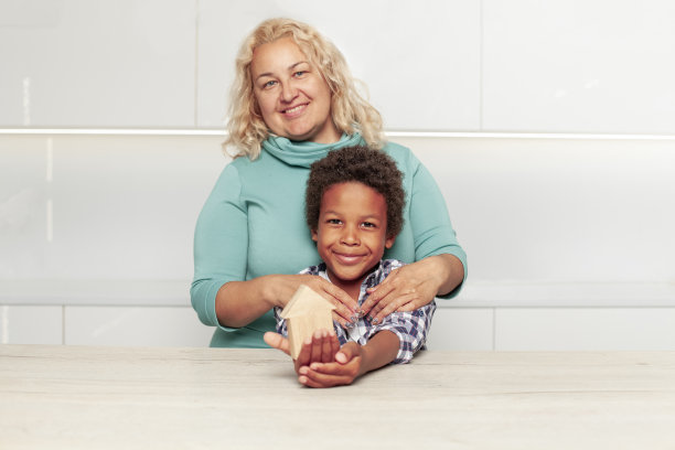 幸福的家庭与房子玩具在白色的背景图片下载