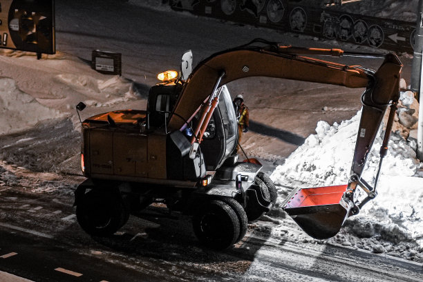 冬季暴风雪过后，夜间城市札幌街道上重型除雪机械正在工作图片下载