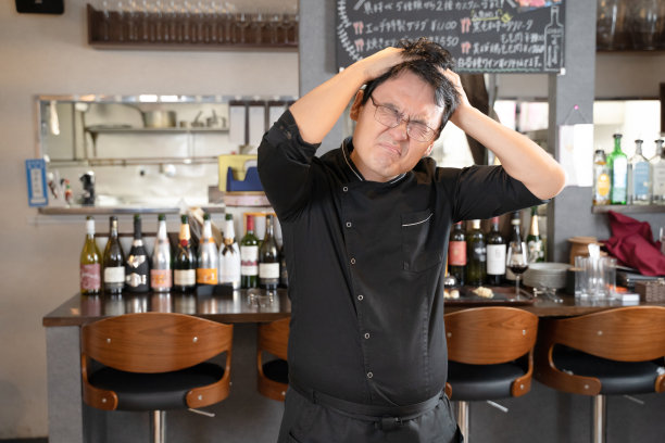 一个经营餐馆的人，他陷入了困境和沮丧图片下载