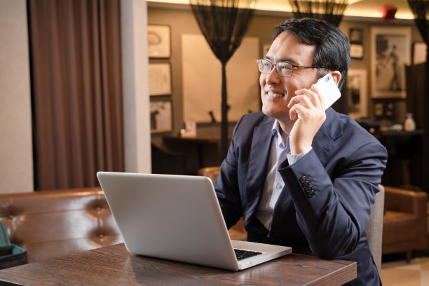 在咖啡馆做远程工作的男性商人图片下载