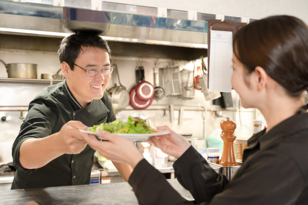 男女员工在餐厅提供食物图片下载
