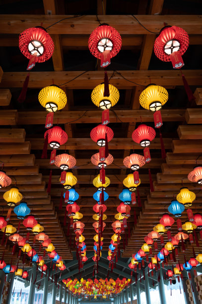 屋顶上挂满了各种颜色和风格的中国传统节日灯笼图片下载