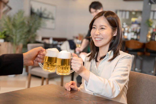 男人和女人在餐厅喝啤酒干杯图片下载