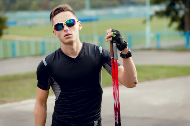 滚轴滑雪摄影的运动概念。男性肖像的专业运动员户外运动滑雪护目镜的眼睛保护。男人在滑旱冰。运动员看着镜头。图片下载