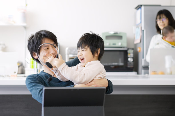 亚洲男子被儿童远程工作打扰图片下载