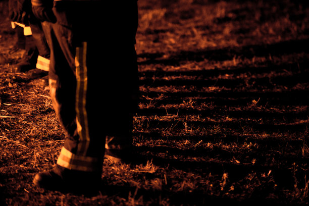 夜间灭火行动图片下载