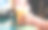 一名女子手里拿着一份美味而健康的冰沙，里面有橘子、木瓜和蜜桃图片下载