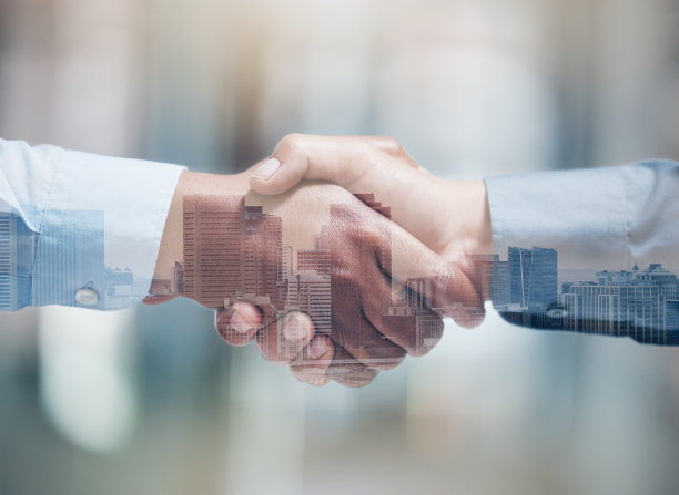 两个不认识的商人在办公室里握手图片下载