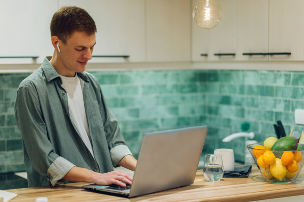 一个红发男人在家里用笔记本电脑开视频电话会议图片下载