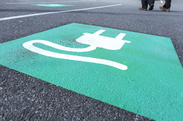 电动汽车停车场，在高角度的沥青上有一个巨大的标志图片下载