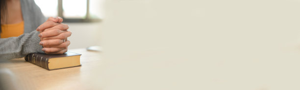 祈祷和圣经的概念。手牵手一起上圣经的女人(崇拜基督教徒)，在卧室闭上眼睛思考。人前观，女祈，盼平安，横旗。图片下载