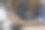 基督教的崇拜祈祷，并希望世界和平。由妇女手牵手，在教堂中信仰基督教。祈祷的概念。图片下载