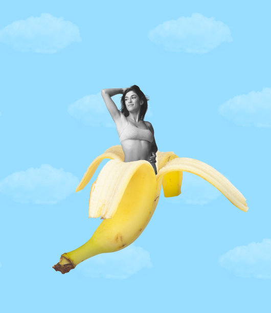 当代艺术拼贴。苗条美丽的女人伸出香蕉孤立在天空蓝色的背景图片下载
