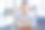 一个成熟的商人双臂交叉站在办公室里工作图片下载