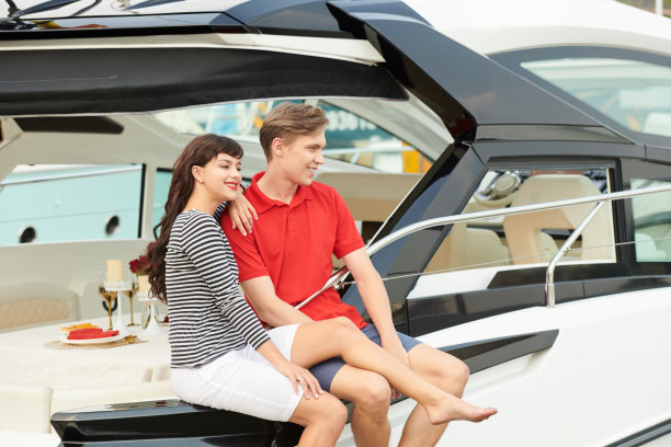 相爱的夫妇享受海上旅行图片下载