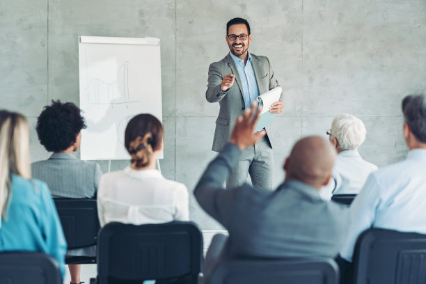 自信的商人在商务会议上与观众交流图片下载