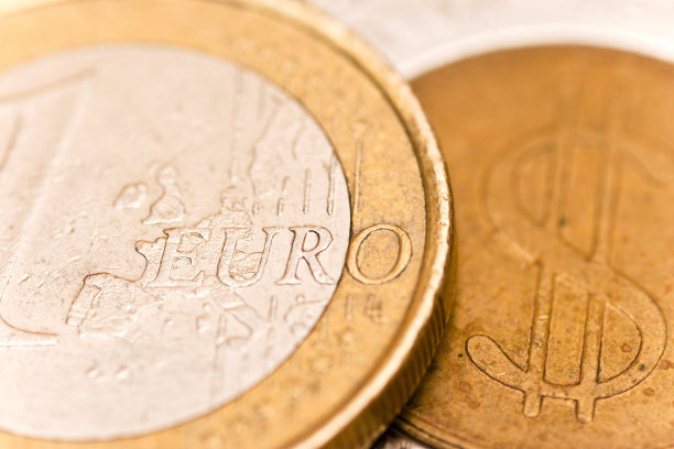 一枚欧元硬币和一枚带有美元符号的铜币图片下载