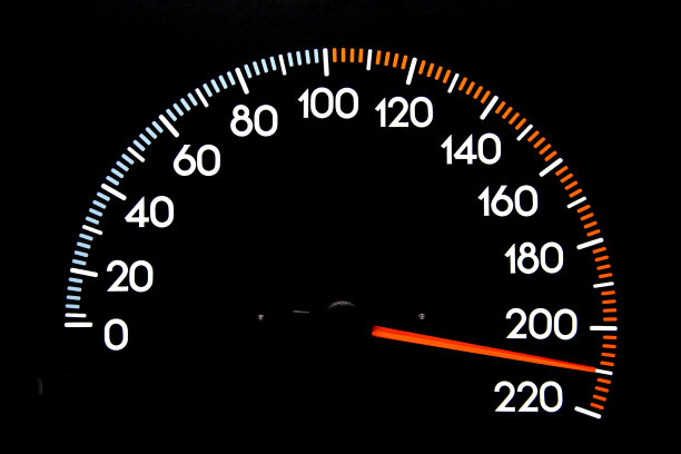 速度计指针显示为210
(没有公里或英里)图片下载