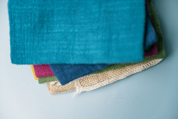 蓝色背景上的抹布图片下载