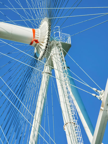 公园里的游乐摩天轮，结构的特写，结构的线条交织在一起。图片下载