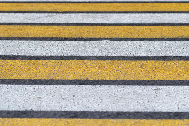 在高风险地区指定不受管制的行人过街处。行人斑马黄白色图片下载