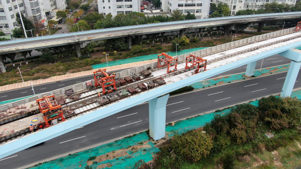 在浓雾中建设铁路线路图片下载