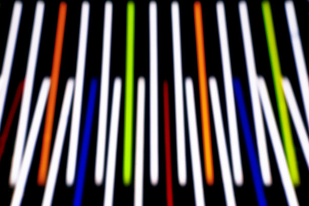 摘要彩色发光抽象条纹孤立的黑色背景。图片下载