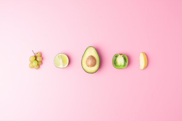 新鲜水果和蔬菜在粉红色的背景。健康饮食的概念。平铺，复制空间。图片下载