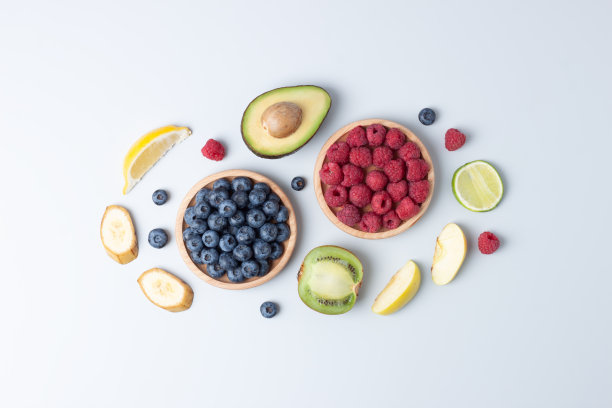 新鲜的水果和蔬菜在灰色的背景。健康饮食的概念。平躺、写作。图片下载