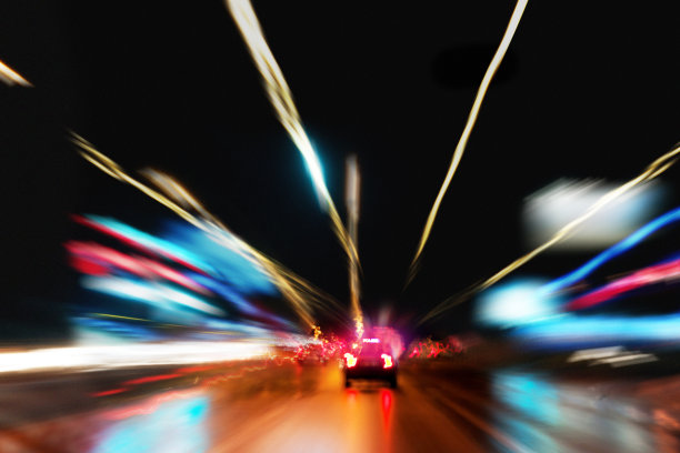 高速公路上超速行驶的警车图片下载