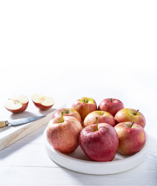 红色的苹果在大理石板上白色的木材背景新鲜和潮湿的露珠图片下载