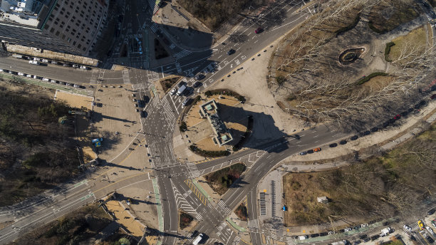 在一个阳光明媚的冬日，纽约布鲁克林的大军广场上的凯旋门。鸟瞰。图片下载