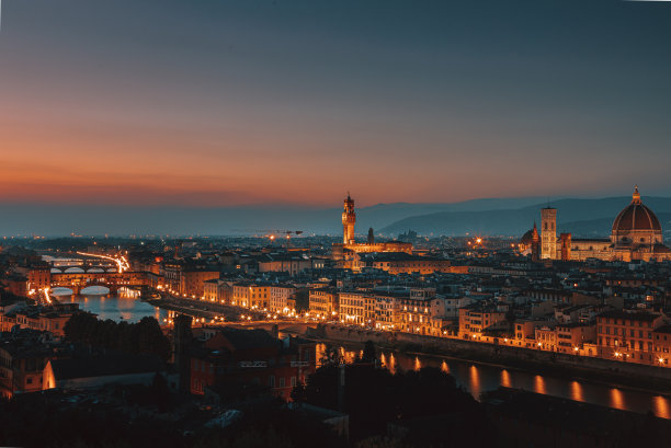 日落时佛罗伦萨城市天际线的全景图片下载