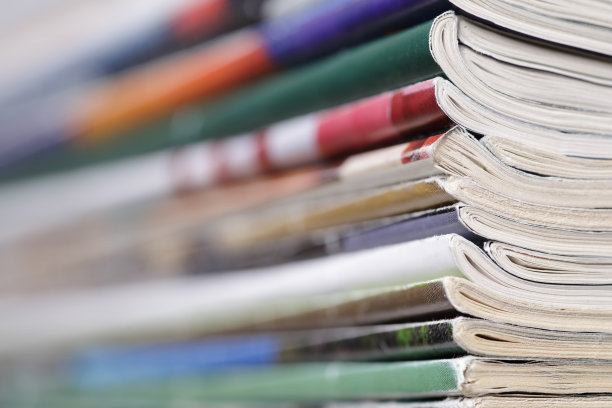 一堆向左逐渐模糊的杂志图片下载