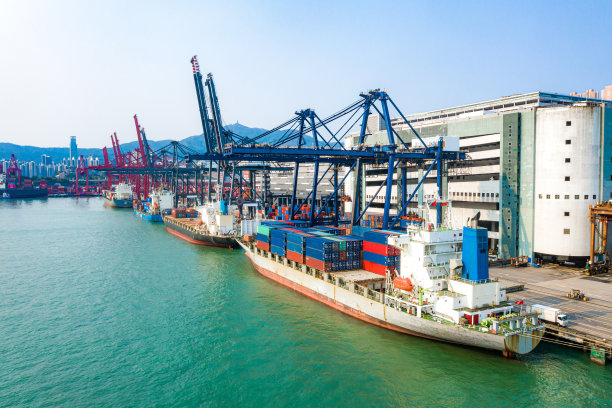 从无人机视角观察葵青货柜码头图片下载