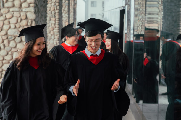 一群快乐的研究生在大学走廊里走来走去，谈天说地图片下载