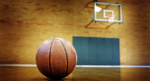 比赛和运动球场上的篮球图片下载