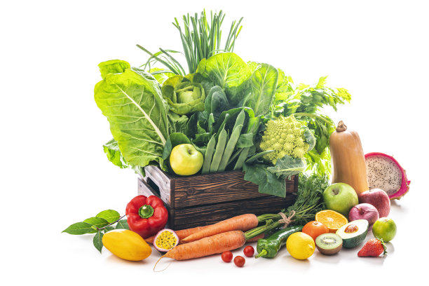 什锦水果和蔬菜在一个木盒新鲜收获后孤立在白色图片下载