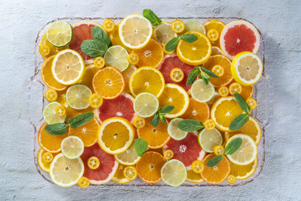柑橘类水果切片排列橘子、柠檬、酸橙、柚子、橘子和金桔图片下载