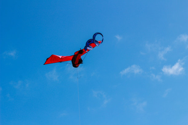 红色的风筝在天空中飞翔 飞行的照片 天空的照片 风的照片 蓝色的照片 红色的照片 自由的照片 字符串的照片 夏天的照片 概念的照片 新鲜的照片 水平的照片 非城市场景的照片 摄影照片 运动的照片图片下载