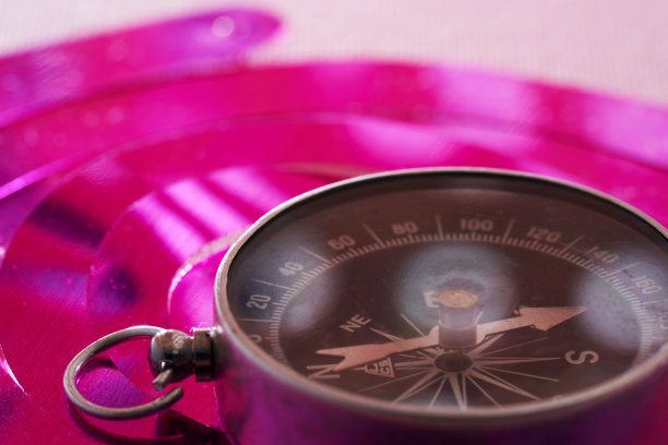 选择焦点的指南针在粉红色的背景图片下载